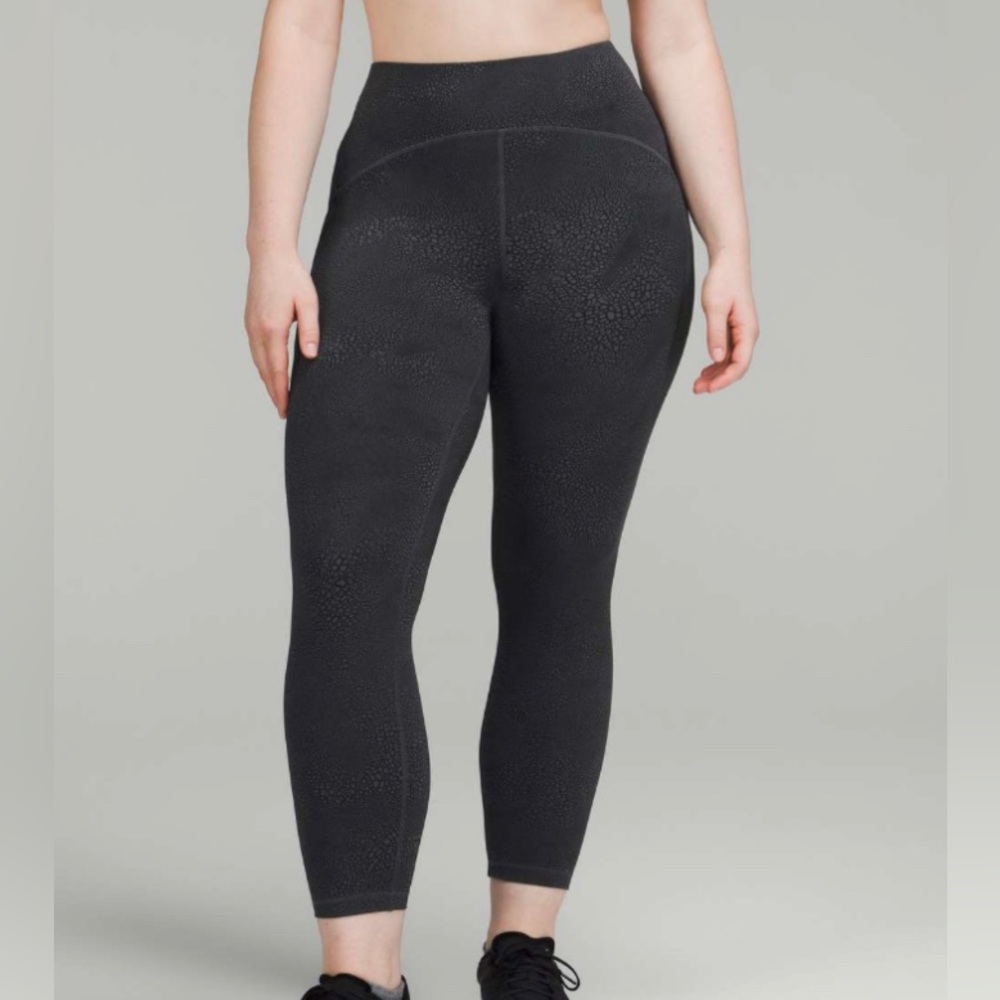 Lululemon Power Thru High-Rise Tight 25"
Size 2
